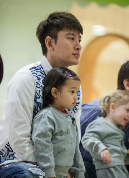 李小璐满面笑容接女儿,甜馨见李小璐身着露脐装后,立刻帮她遮挡