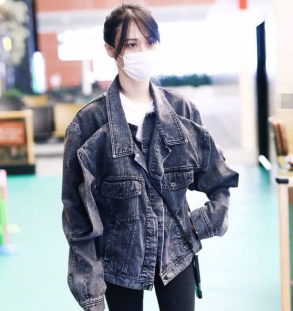 郑爽穿刺绣长裙公主范十足，深蓝色的英伦大衣气质又不失清新感