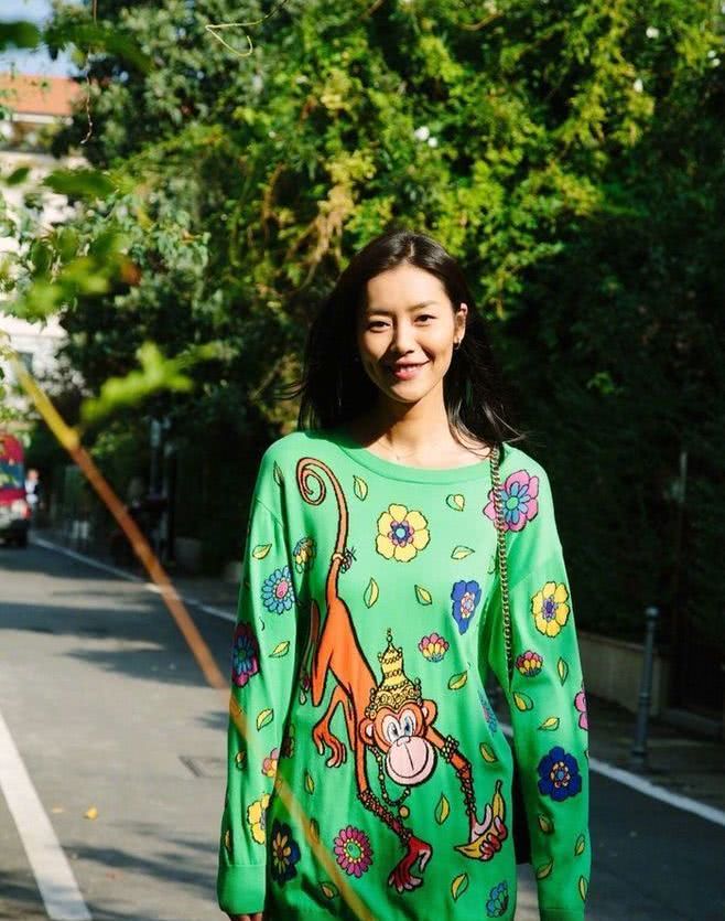 秋冬内搭怎么选？和刘雯一起内搭的高段位穿搭，温暖又青春