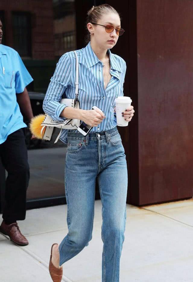 欧美街拍:今年流行“慵懒风”穿搭,休闲又有女人味