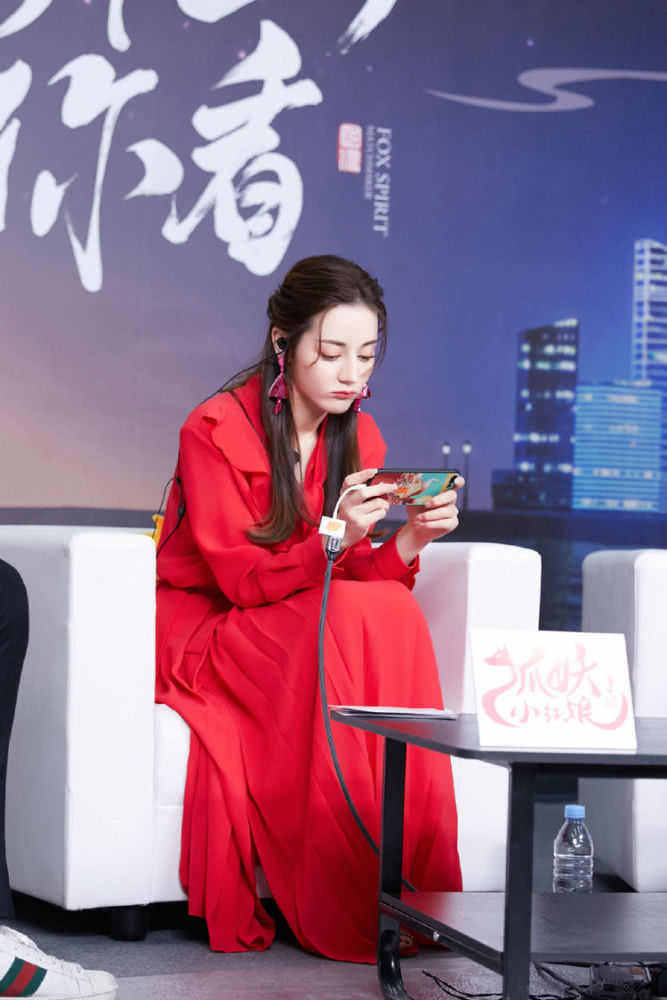 美女迪丽热巴成手游代言人,身穿红裙美艳吸睛