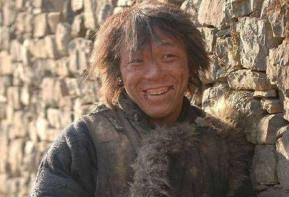 他比黄渤还丑，因长相被人笑称“老鼠”，如今身价过亿惹人羡慕