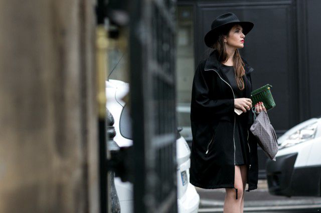 黑色外套配什么颜色打底衫，这样搭不会错