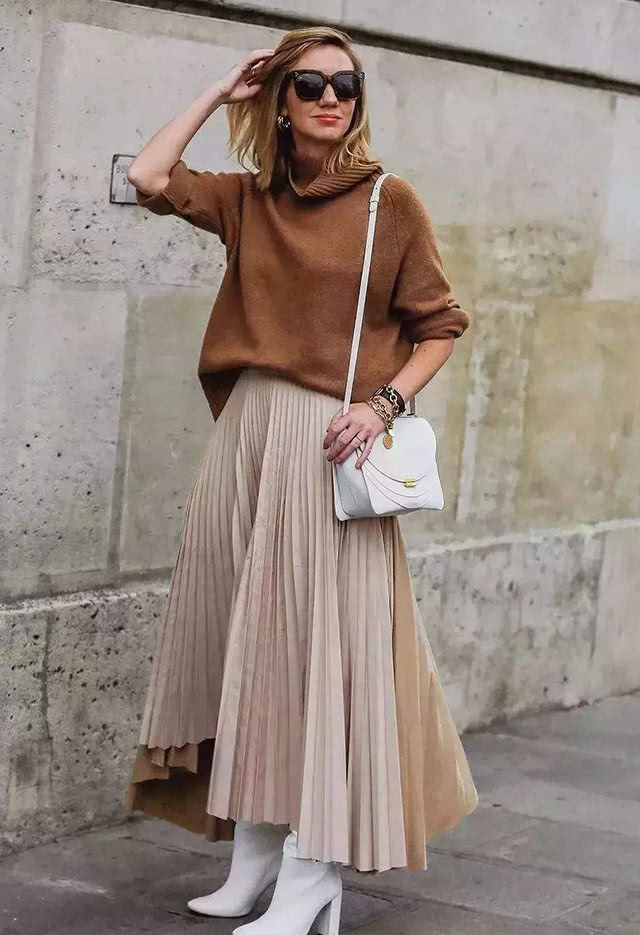 欧美街拍:今年流行“慵懒风”穿搭,休闲又有女人味