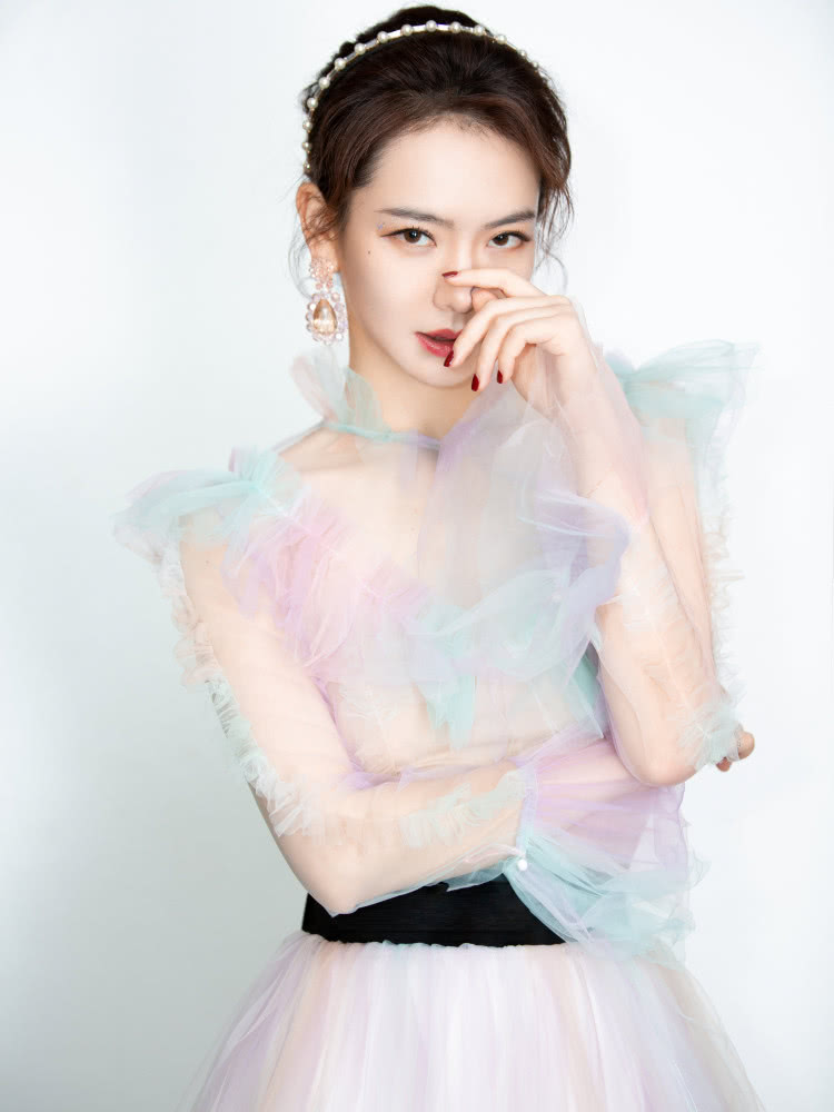 把彩虹穿身上有多美?吴宣仪羊羔绒马甲可爱,戚薇纱裙意外惊艳!