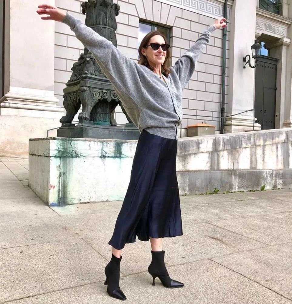 草莓身材的女人怎么穿才不显肩宽?穿这种长裙让你美得优雅还高级