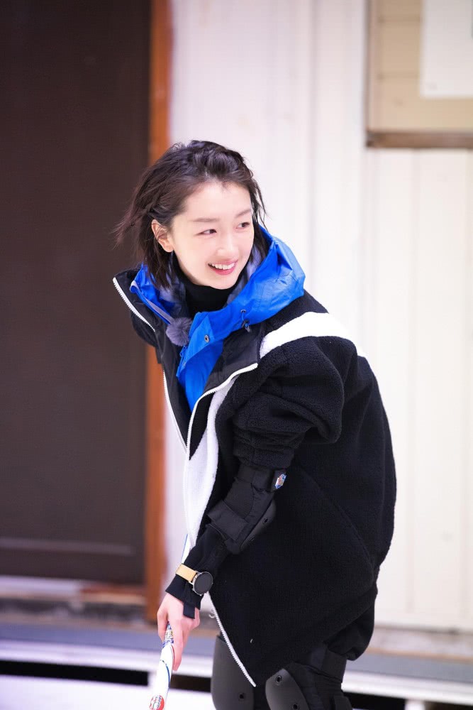 清纯氧气美女周冬雨解锁冰球技能，运动装难掩超细小腿
