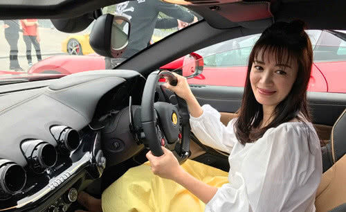 TVB金牌配角,婚姻失败靠救济金生活,如今再嫁大19岁富商