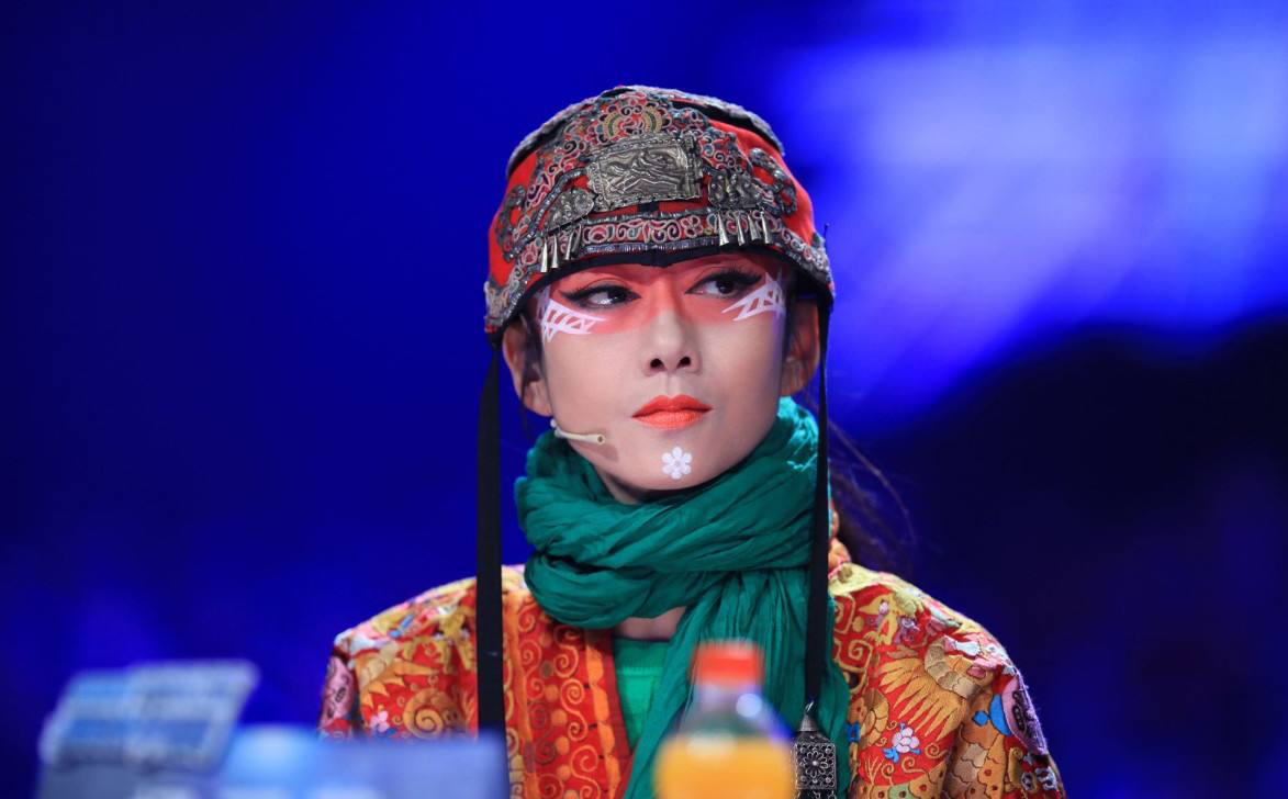 20岁小彩旗近照曝光，发胖腿粗灵气全无？再不像杨丽萍的接班人