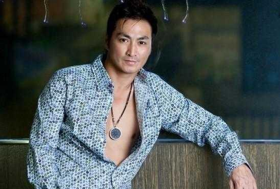 他因展昭一角走红,来内地经商成亿万富豪,如今60岁依旧未婚