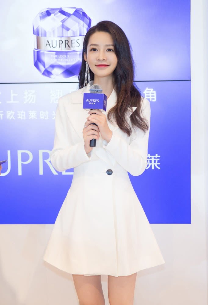 李沁穿粉色外套配高腰裤,踩马丁靴帅气不失甜美
