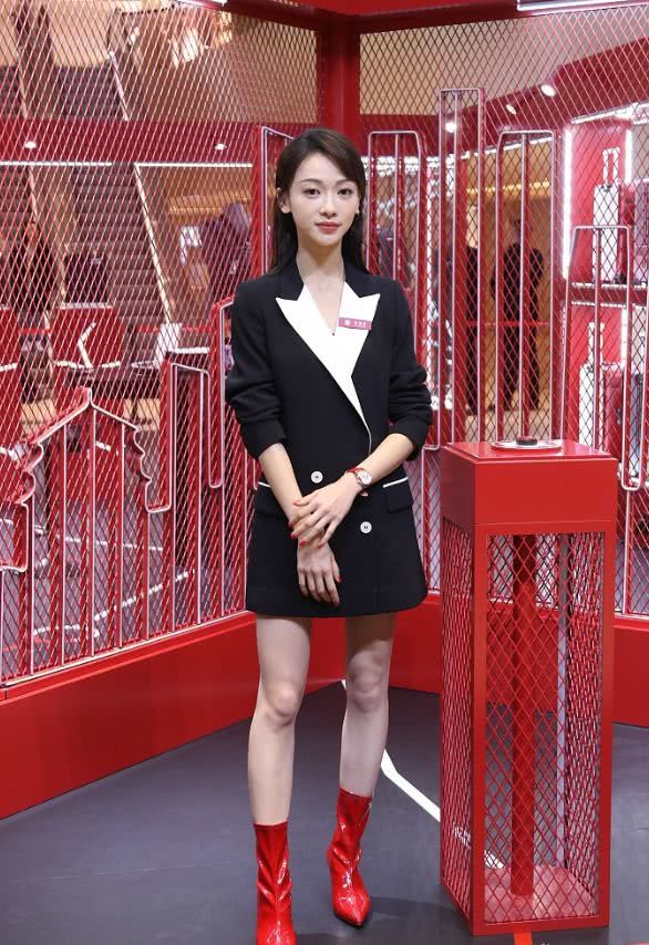 吴谨言穿西装裙走职场OL风，太羡慕她的“牛奶腿”