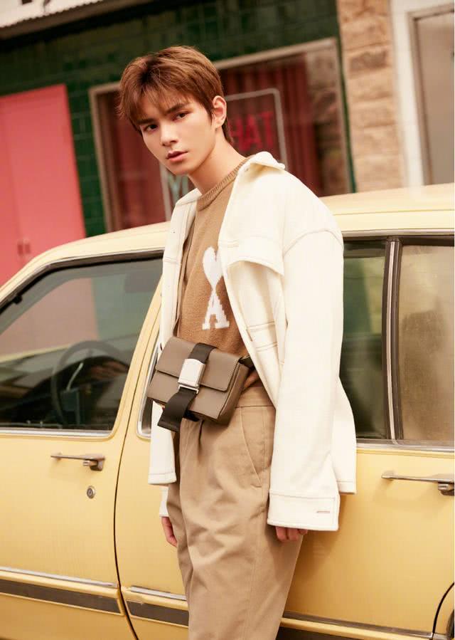 男女都百搭“斜挎包”,喜欢穿城市户外风的你,背上包包更加帅气