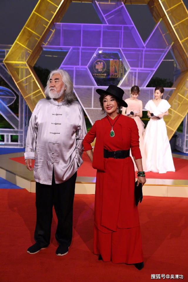 金鸡奖红毯：邓超和孙俪合体，杜江和霍思燕亮相，容嬷嬷一路小跑