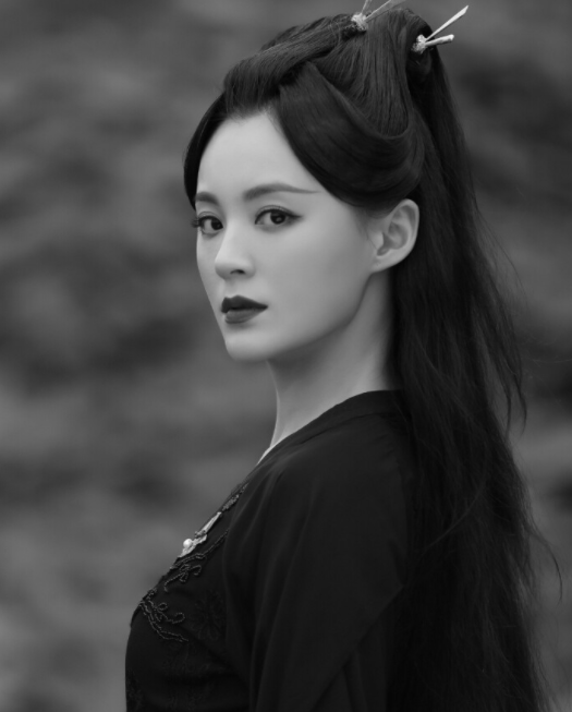 美貌气质俱佳,却经常演“坏女人”,现实中不断被骂,今32岁无人娶