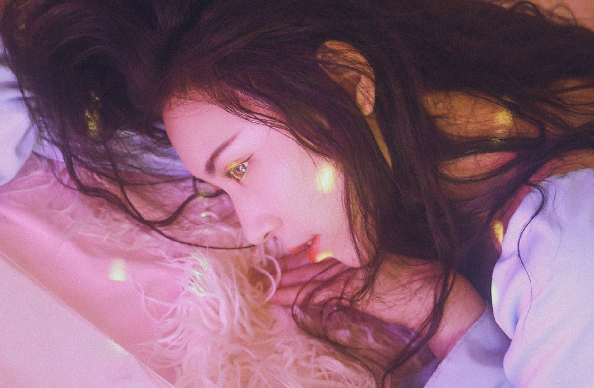 极品尤物美女性感露背翘臀港风诱惑写真