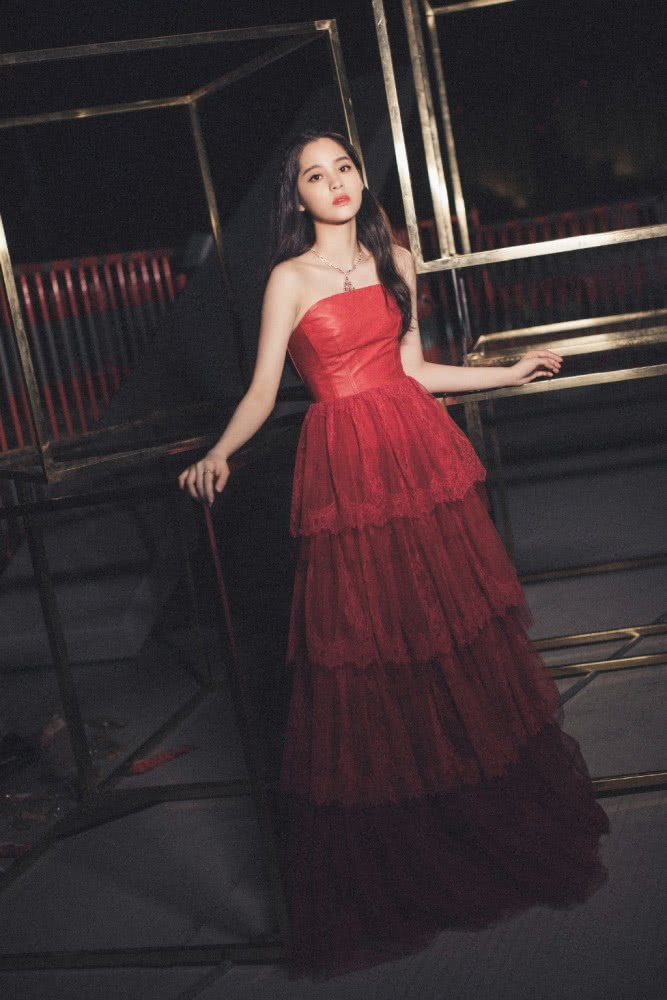 欧阳娜娜机场街拍：穿黑白格纹外套满脸胶原蛋白太羡慕