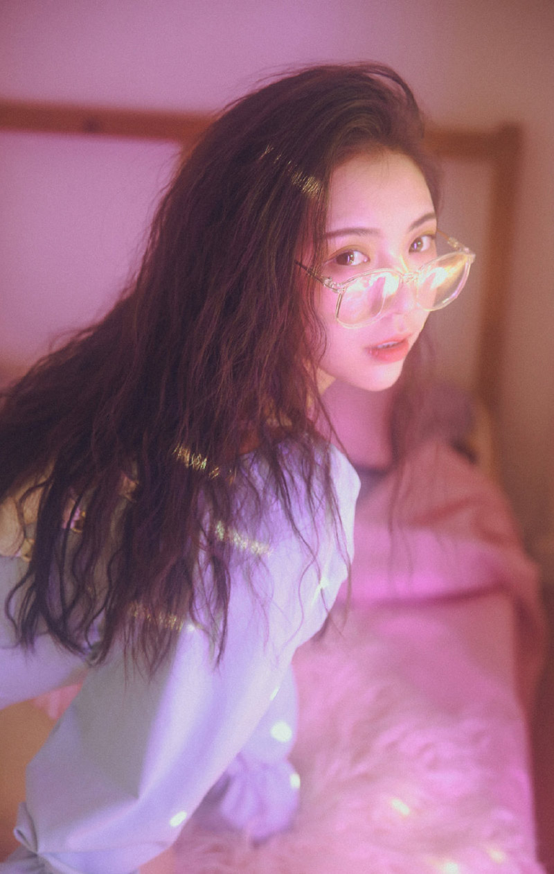 极品尤物美女性感露背翘臀港风诱惑写真