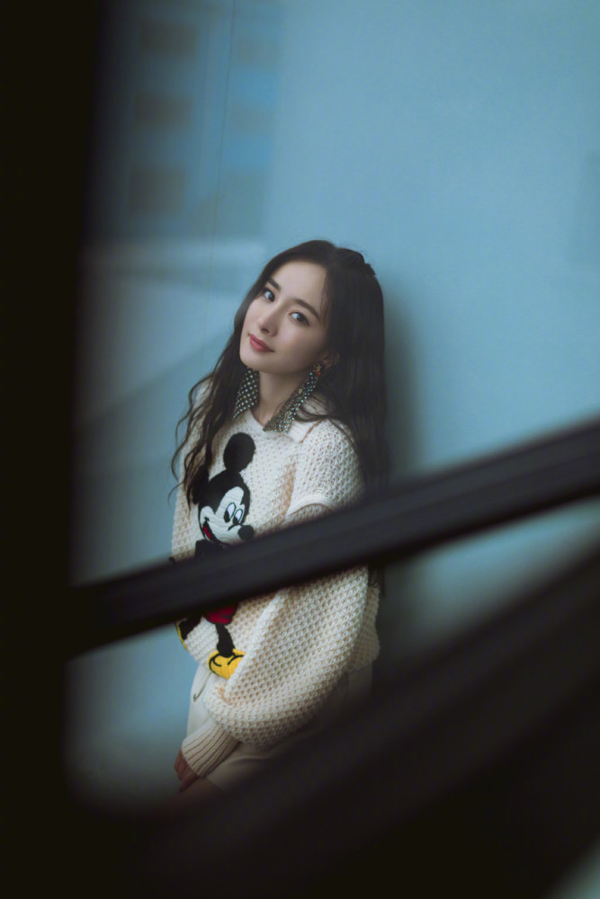 杨幂复古造型真吸睛！身穿彩色格纹外套明艳动人，发型引争议