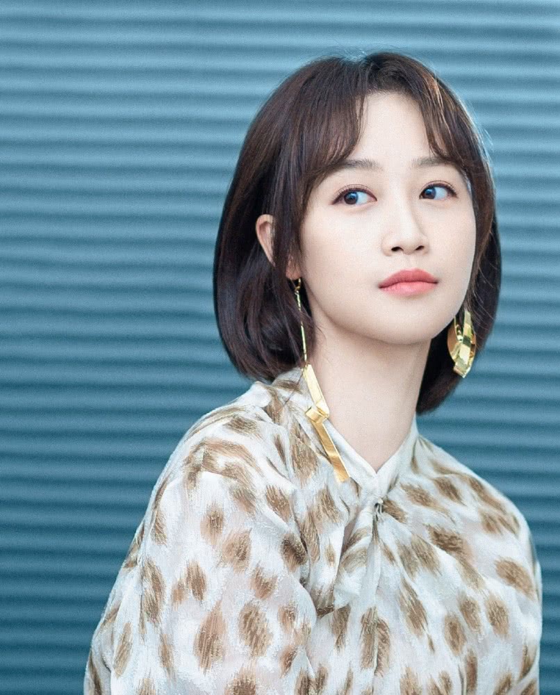 蓝盈莹穿印花衬衫配高腰裙,女强人气场太强大