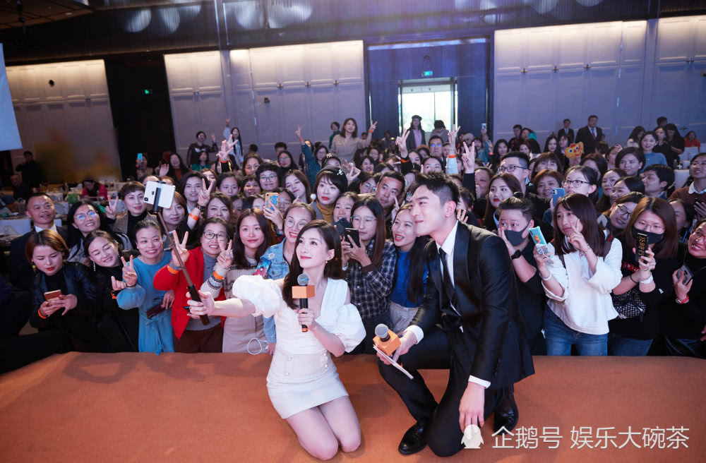 气质美女江疏影长发配白裙清新迷人，与粉丝合照好暖心