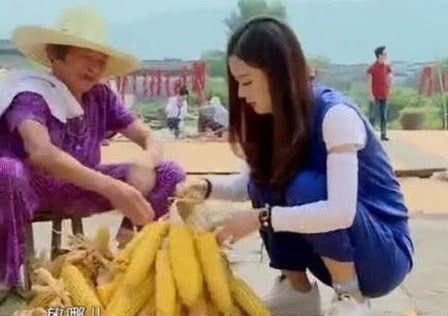 明星再红，也有回农村的时候，王宝强最接地气，而他带保镖防乡亲