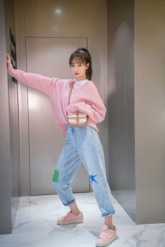 美女沈梦辰穿粉色毛衣搭高腰牛仔裤,身材比例太惊艳