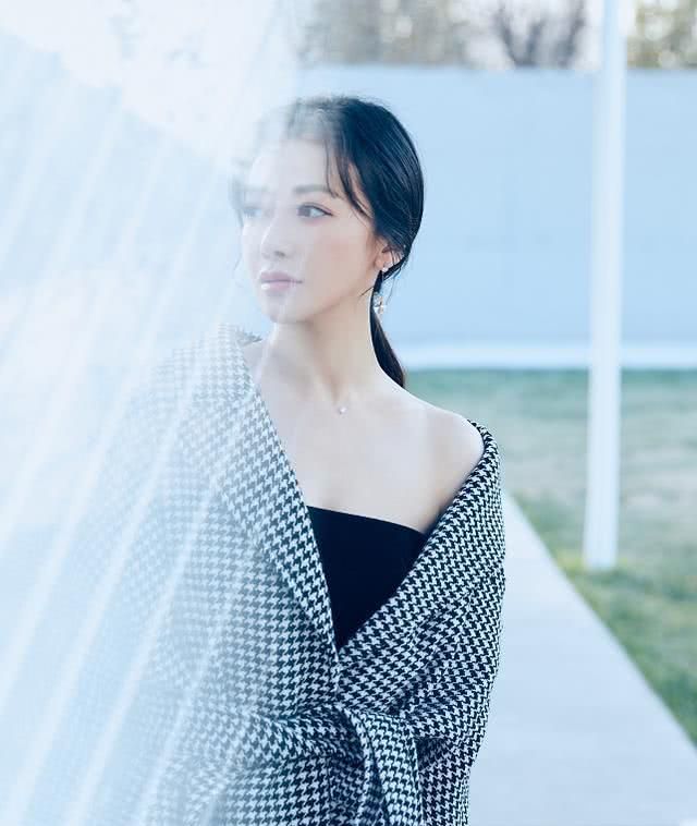 美女陈紫函穿千鸟格浴袍太显身材,依然韵味十足