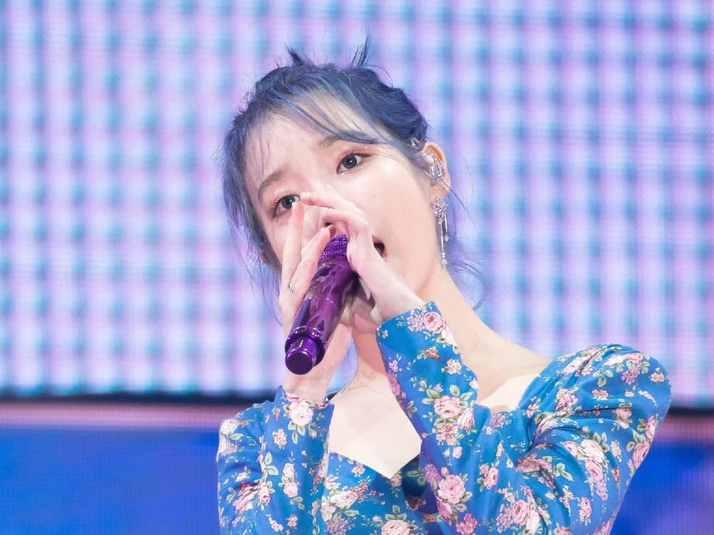 IU李知恩换发色后更美了，搭配蓝色法式碎花裙，化身“花仙子”！