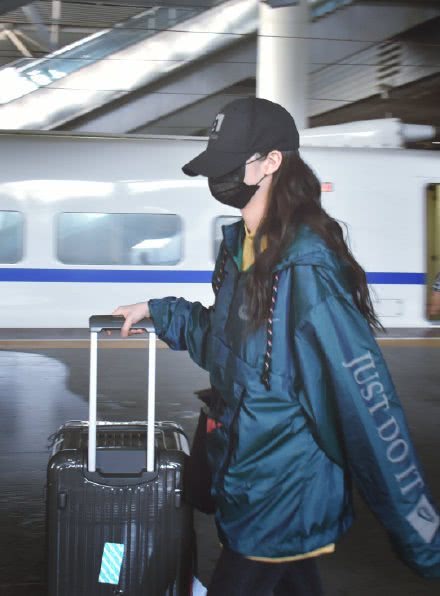 美女欧阳娜娜示范日常甜酷穿搭,简单又利落