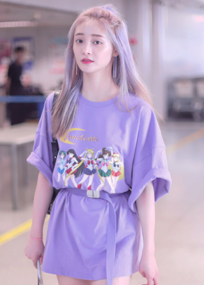 美女周洁琼把毛衣塞进半裙里也太惊艳了吧，洋气还超显腰！