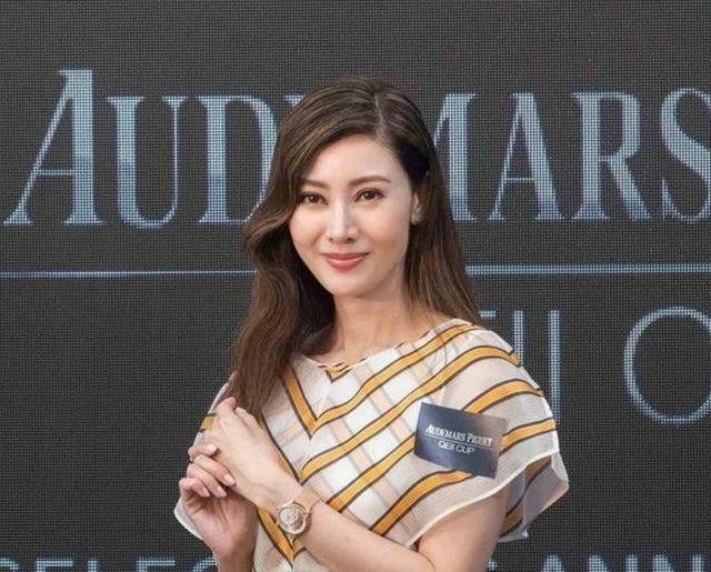 她18岁就成为香港小姐,49岁宛若少女,周星驰都对她动心过