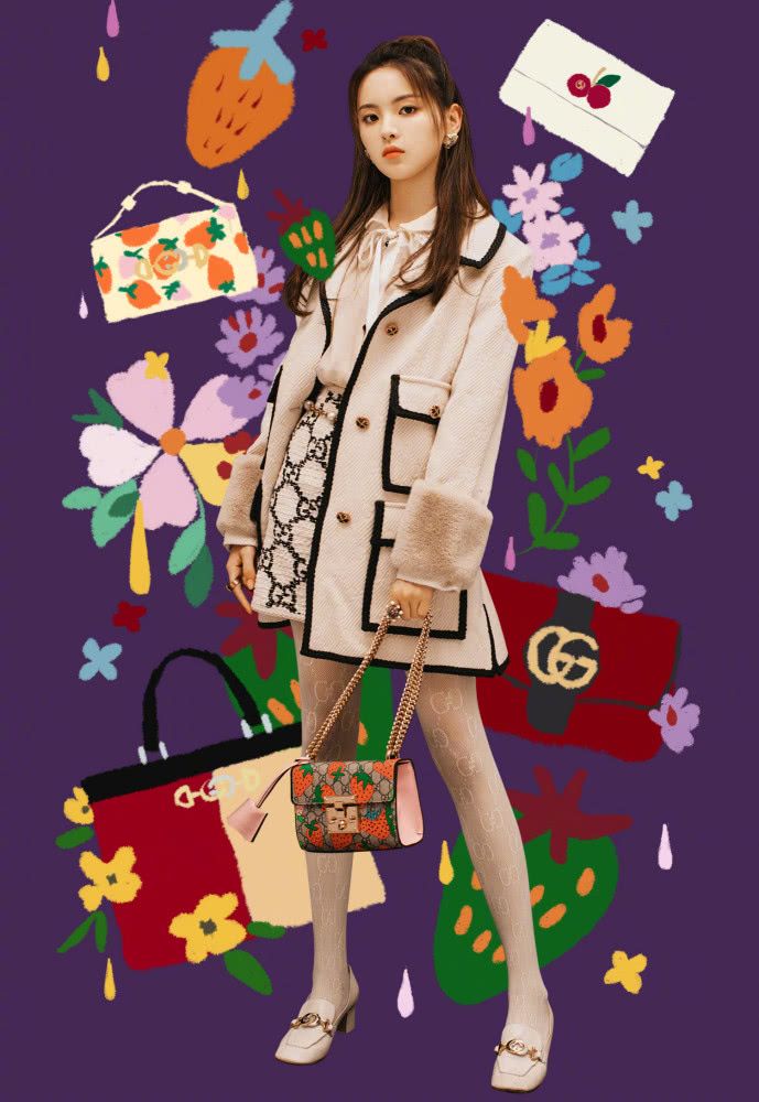 杨超越皮肤嫩出水,公主风套装搭可爱草莓包,变身优雅大小姐