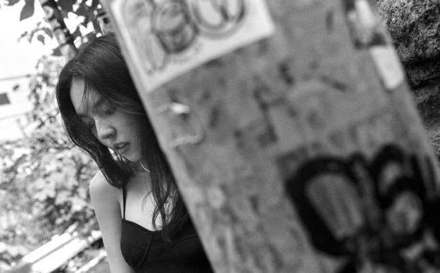 17岁法图麦穿吊带衫大晒月牙纹身,这么成熟的举动妈妈哈文不管?