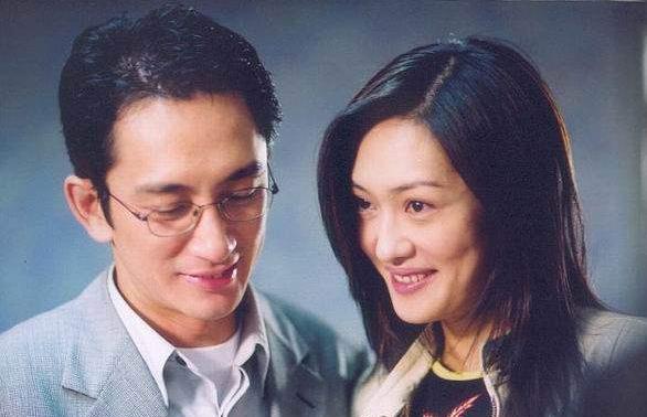 她曾做8年保姆,因“厕所门”险遭封杀,用情至深却被骗5亿