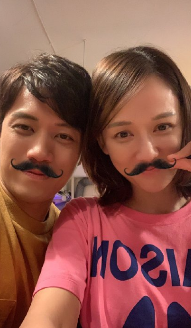 陈乔恩首次与男友艾伦一起跨年,打扮明艳笑出细纹,心情大好!