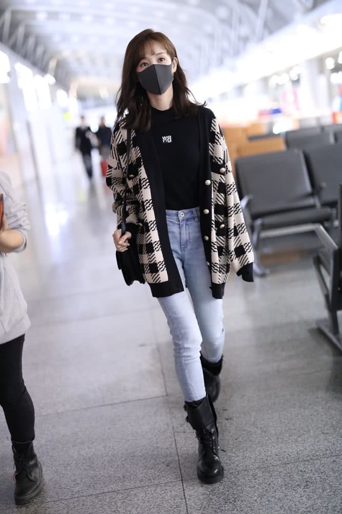 李一桐机场街拍好美，穿针织开衫优雅高级，不愧剧剧都是女主角