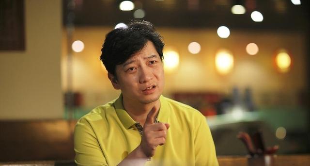 汤唯前男友42岁再爆火,年轻照片被扒出,网友直呼如今胖若两人