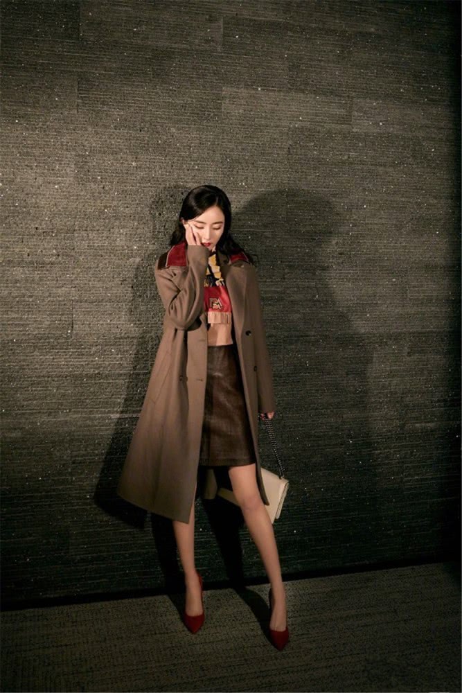 大衣搭配半身裙成今年冬天最火搭配!明星潮人们早穿上了