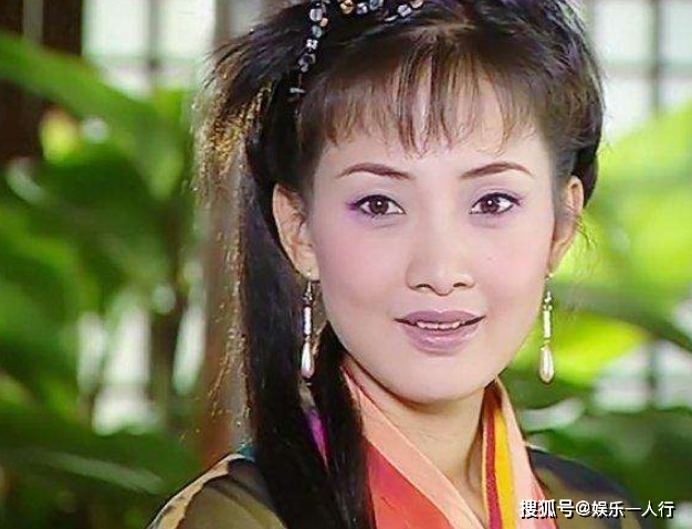 45岁牛莉一家近照,老公比郭冬临还帅,女儿长相貌美很像她