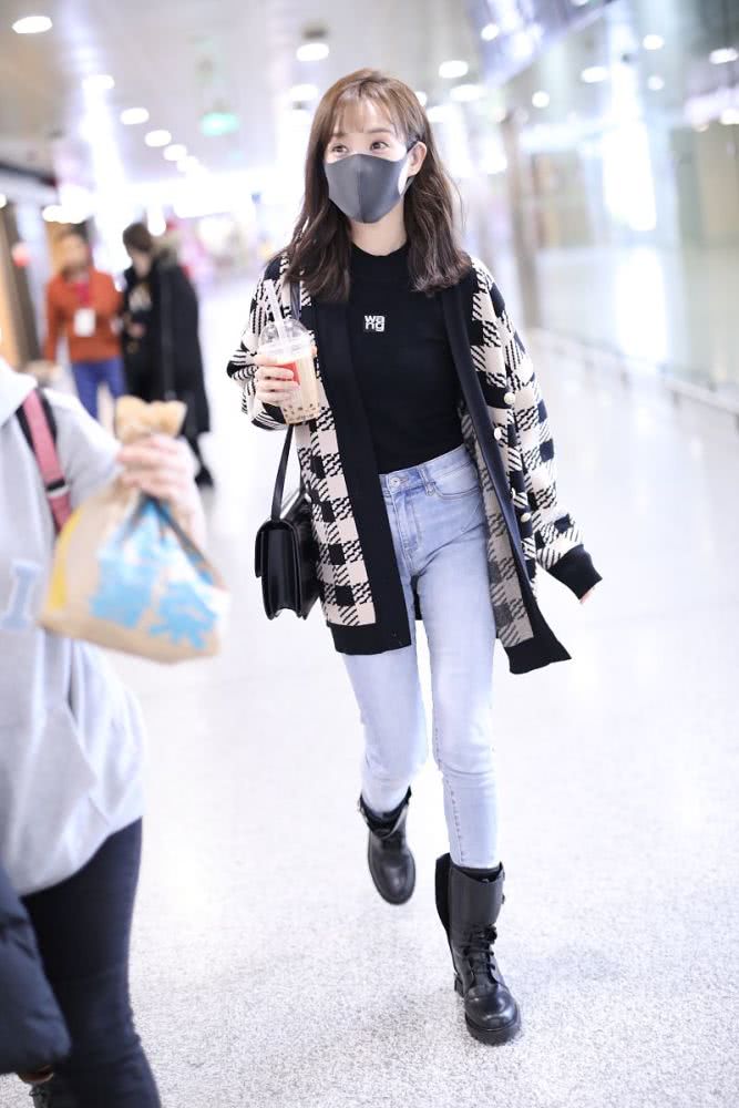 李一桐机场街拍好美，穿针织开衫优雅高级，不愧剧剧都是女主角