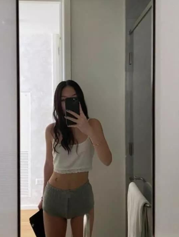 17岁法图麦穿吊带衫大晒月牙纹身,这么成熟的举动妈妈哈文不管?