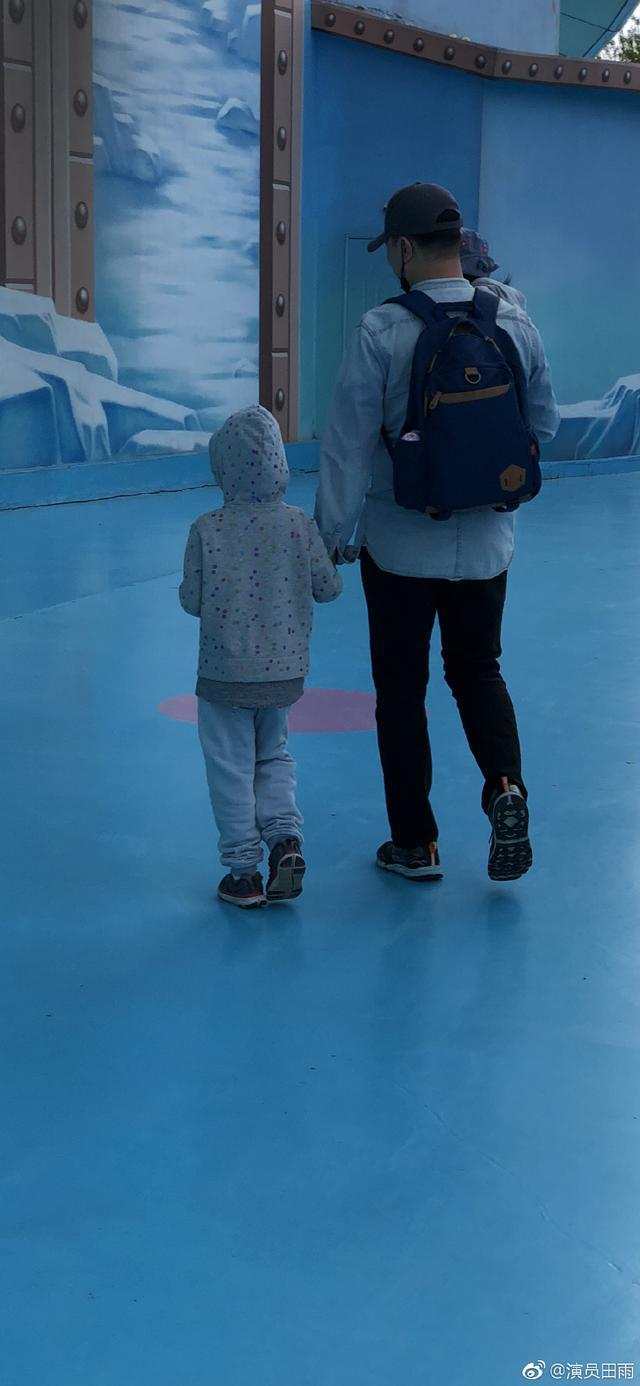 汤唯前男友42岁再爆火,年轻照片被扒出,网友直呼如今胖若两人