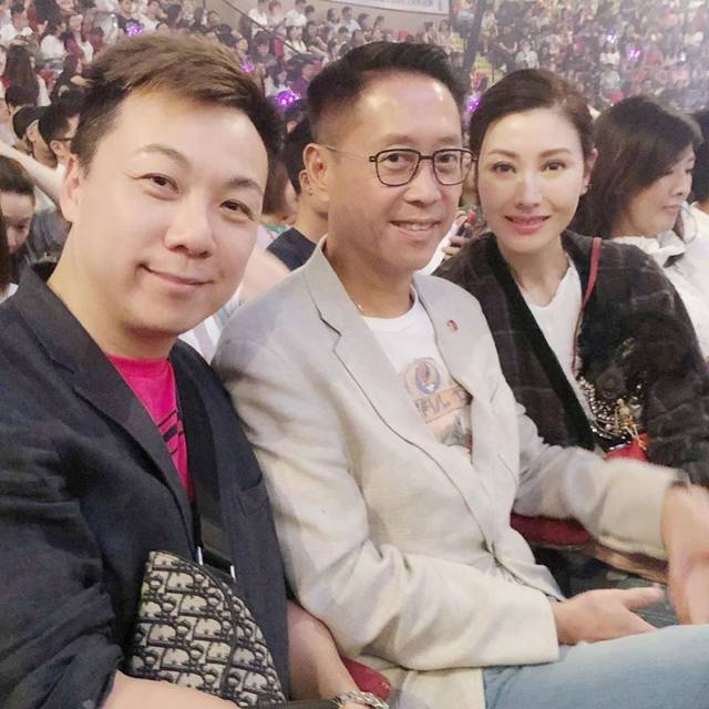 李嘉欣甜晒圣诞礼物,老公许晋亨送无价之宝,一家三口同框很温馨