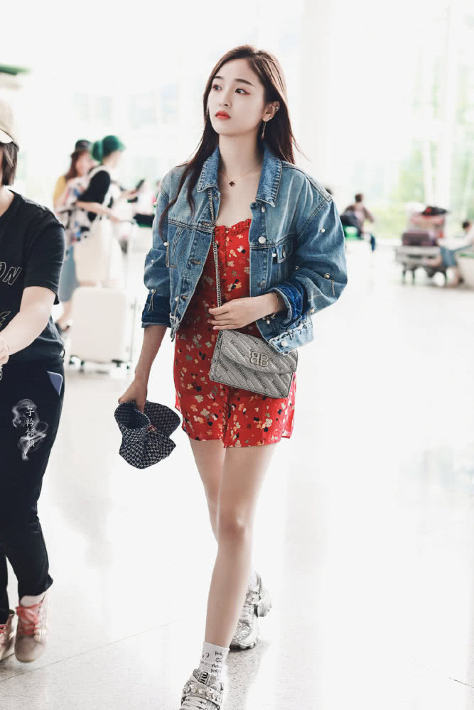 美女吴宣仪两套造型都穿牛仔外套，一个甜美一个帅气