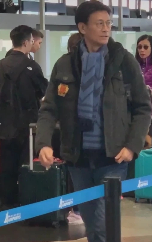 72岁郑少秋罕现身,精壮不输少年人!对身旁女生甜言蜜语超会撩