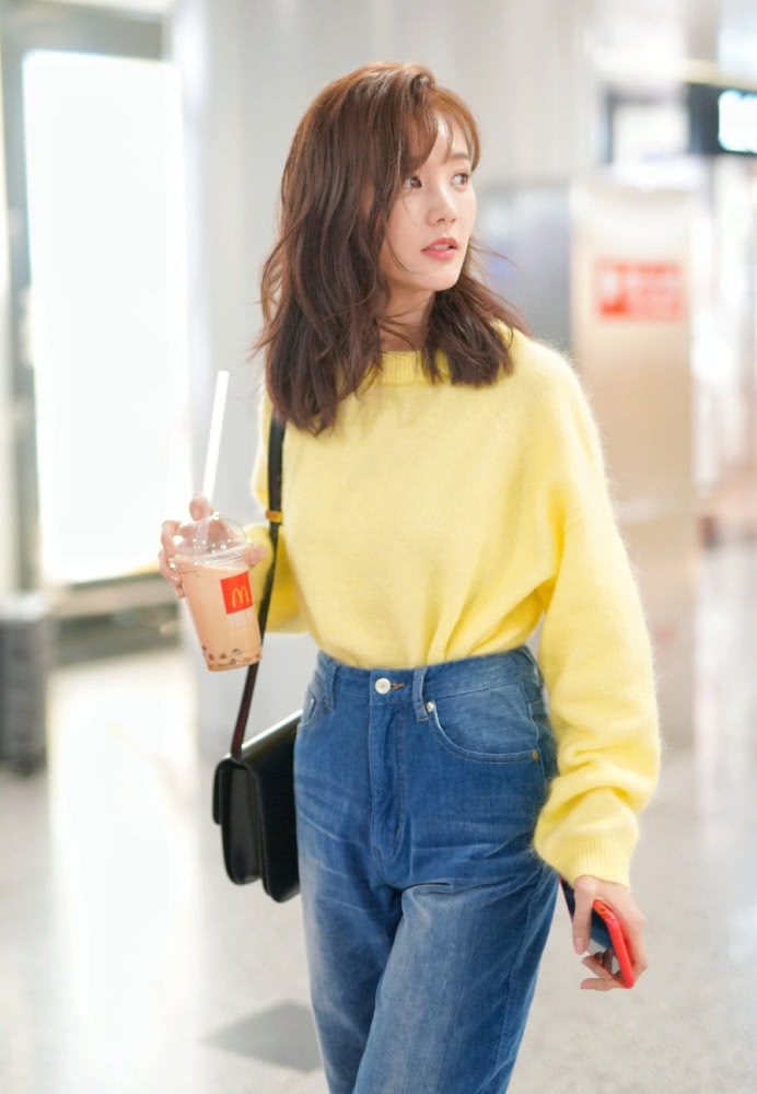 美女李一桐机场街拍：穿黄色毛衣配牛仔裤，双腿绕成麻花了