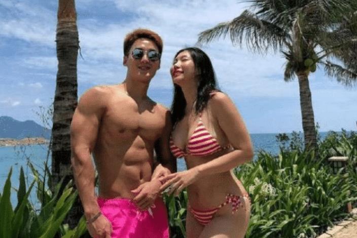 43岁阿姨和19岁小鲜肉恋情火了, 被爱情滋润后, 今小日子过得有滋有味!