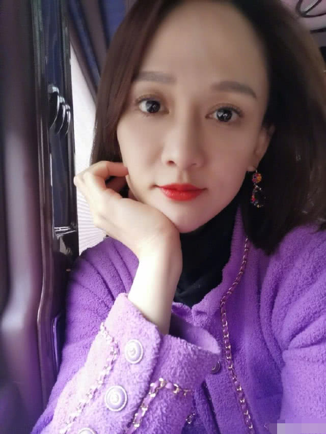 陈乔恩首次与男友艾伦一起跨年,打扮明艳笑出细纹,心情大好!