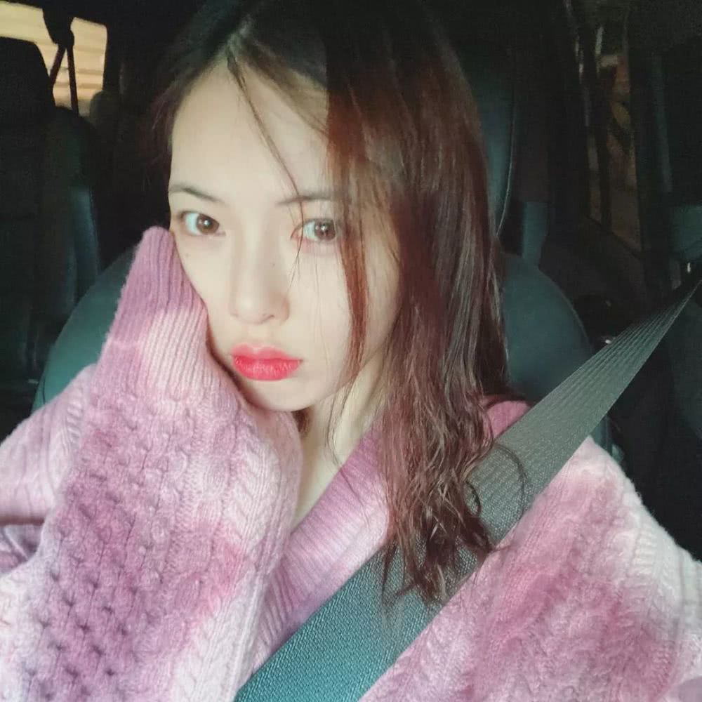 泫雅的INS又又又更新了 乍一看我还以为她眼泪滴在毛衣上了